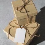 Des packs en boites de cartons empilées